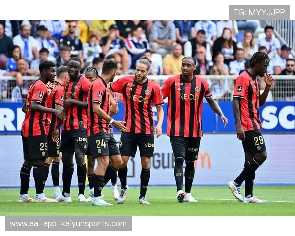 法甲中锋球员在高压中展现强大对抗能力，法甲最强中场